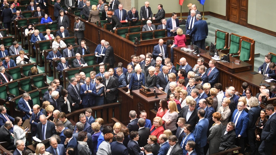 Wokół mównicy sejmowej pozostaje grupa posłów PO. PAP/Bartłomiej Zborowski