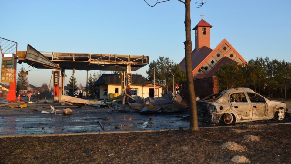 Pożar strawił niemal cały budynek stacji paliw w Topólce, spłonęły także dwa samochody pracowników obiektu. Fot. KPP Radziejów