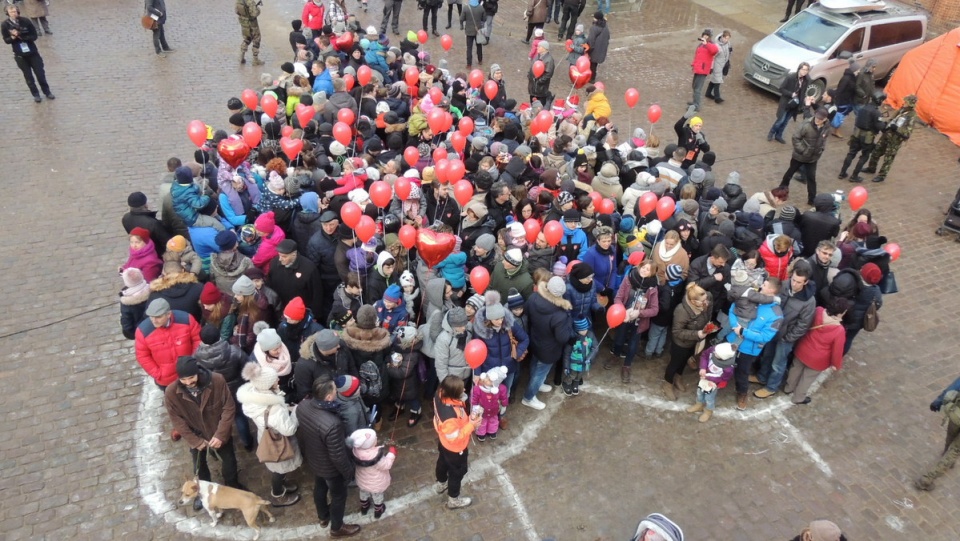 W tym roku w namalowanym na Rynku Staromiejskim sercu zmieściło się 810 osób. Fot. Patryk Kwiatkowski