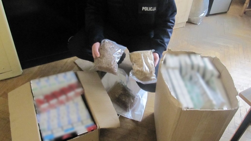 Włocławscy policjanci zabezpieczyli ponad 1000 paczek papierosów i kilka paczek tytoniu bez znaków skarbowych akcyzy. Fot. Policja
