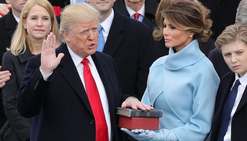 Donald Trump złożył przysięgę na Biblię prezydenta Abrahama Lincolna, a także na Biblię, którą dostał od swej matki w 1955 roku. Fot. PAP/EPA/JUSTIN LANE