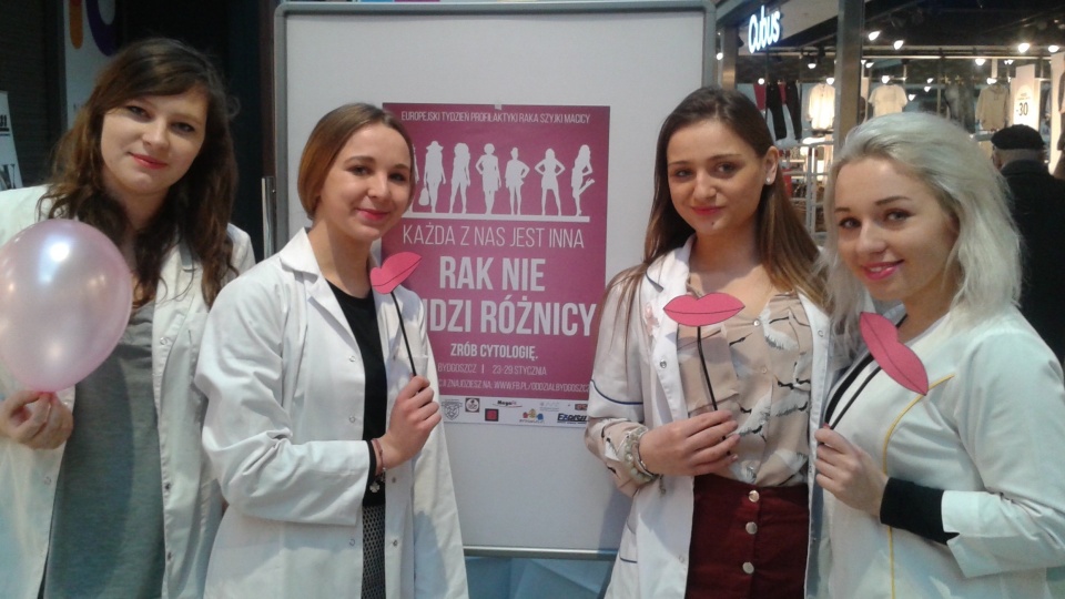 Młodzi ludzie z Międzynarodowego Stowarzyszenia Studentów Medycyny IFMSA chcą zwrócić w ten sposób uwagę na śmiertelne zagrożenie - raka szyjki macicy. Fot. Monika Siwak-Waloszewska