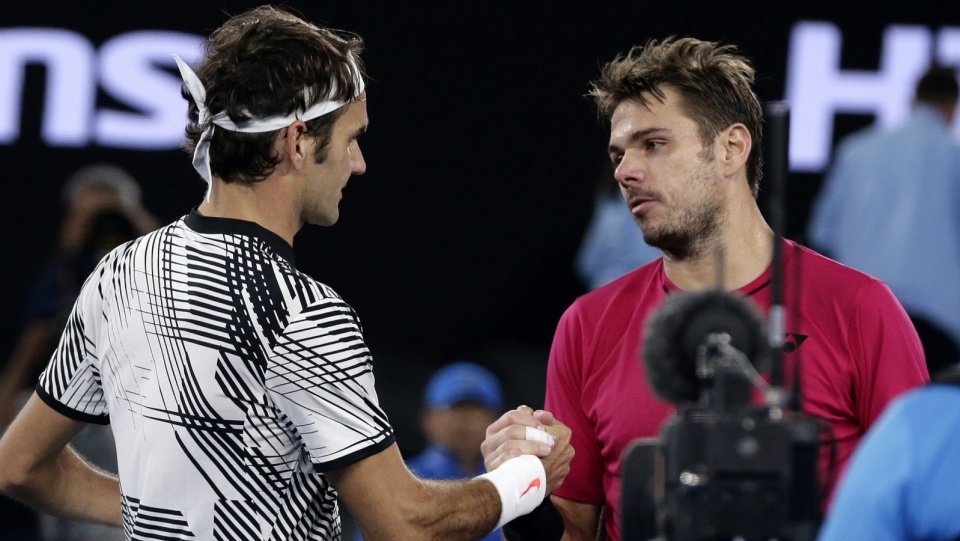 Kibice, którzy liczyli na sporo emocji w pojedynku dwóch Szwajcarów nie rozczarowali się. Federer wygrał z Wawrinką dopiero w piątym secie. Fot. PAP/EPA/MARK R. CRISTINO