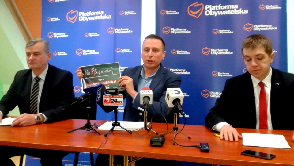 Na konferencji prasowej Krzysztofa Brejzę wspierali inowrocławscy radni Henryk Procek i Patryk Kaźmierczak. Fot. Tatiana Adonis