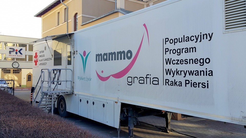 Mammobus przed siedzibą Polskiego Radia PiK przy ul. Gdańskiej 48.