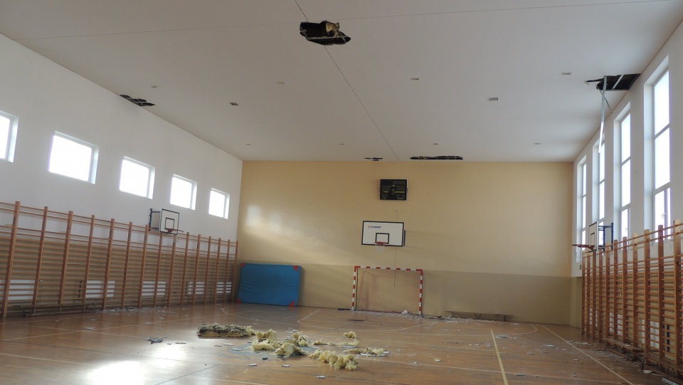 W Fabiankach w powiecie włocławskim doszło wczoraj do pożaru poddasza sali gimnastycznej przy szkole podstawowej. Fot. Marek Ledwosiński