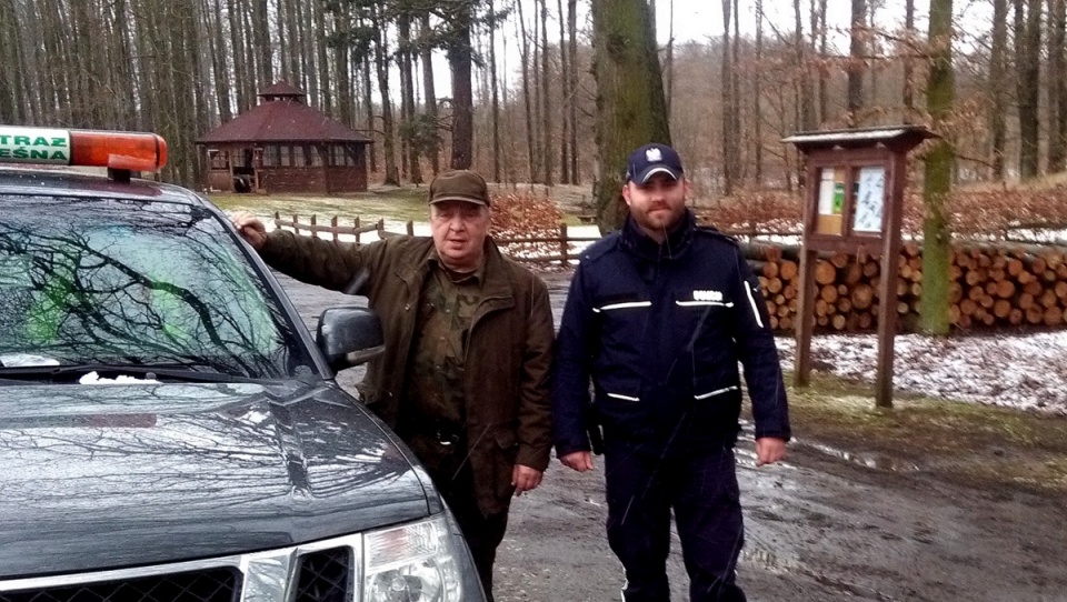 Policjanci pełnili służbę ze Strażą Leśną pod kątem zapobiegania popełnianiu przestępstw i wykroczeń. Fot. KPP w Wąbrzeźnie