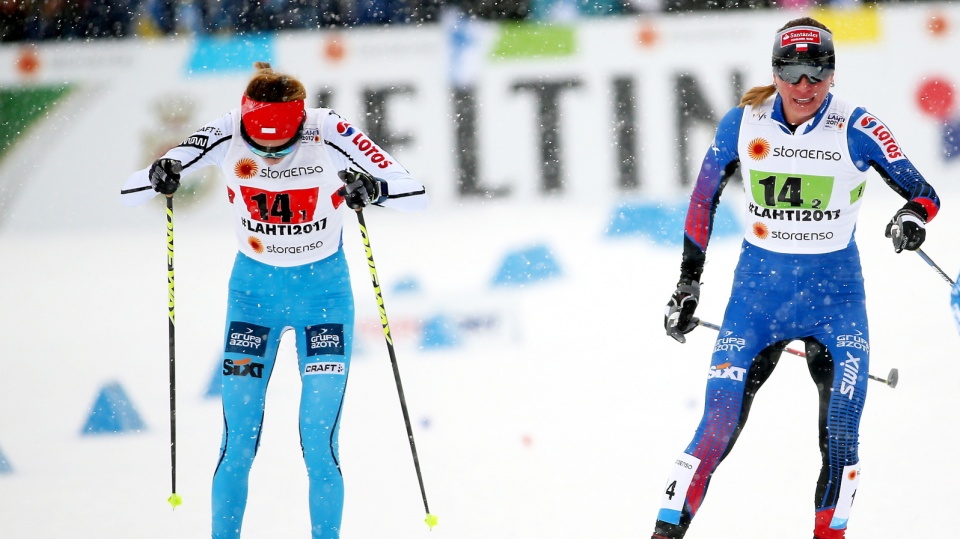 Na zdjęciu od lewej Ewelina Marcisz i Justyna Kowalczyk w strefie zmian podczas niedzielnego sprintu drużynowego na MŚ w Lahti. Fot. PAP/Grzegorz Momot