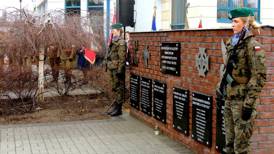 Pod pomnikiem Powstańców Antykomunistycznych w Białych Błotach. Fot. Damian Klich