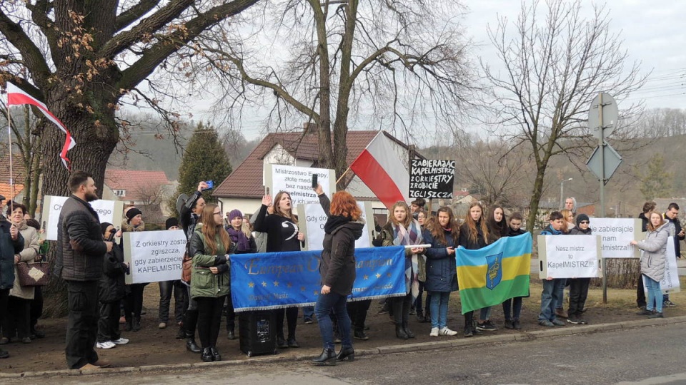 Młodzież i dorośli związani z orkiestrą dętą działającą przy Miejsko-Gminnym Ośrodku Kultury w Koronowie protestują przeciwko zwolnieniu dotychczasowego kapelmistrza. Fot. Tatiana Adonis