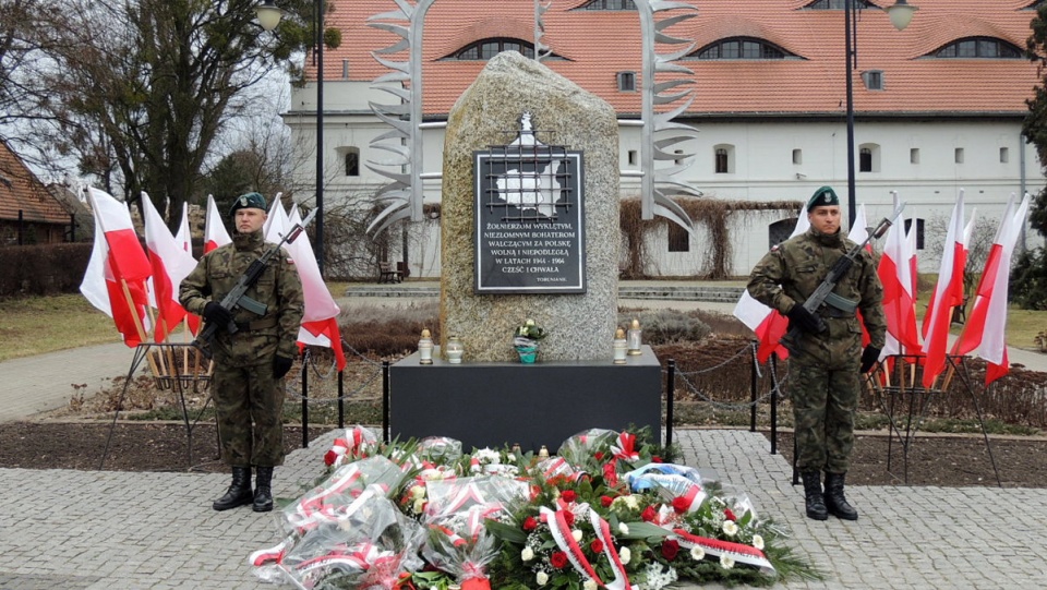 W Toruniu uroczystości z okazji Narodowego Dnia Pamięci Żołnierzy Wyklętych odbyły się pod pomnikiem Żołnierzy Wyklętych przy Al. Solidarności. Fot. Monika Kaczyńska