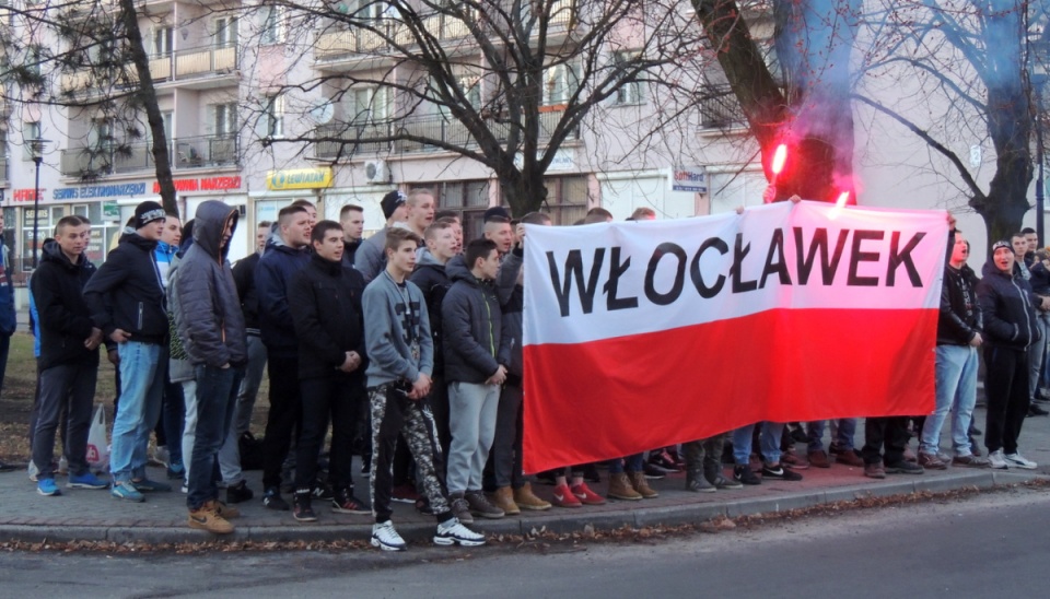 W okolicy miejsca obchodów we Włocławku, pojawiła się również grupa kibiców WKS Włocłavia. Fot. Marek Ledwosiński