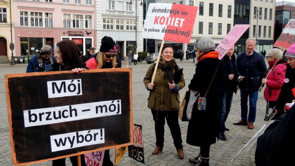 Manifestacja na Starym Rynku w Bydgoszczy zgromadziła zarówno kobiety jak i mężczyzn, którzy wspólnie wystąpili z ośmioma postulatami. Fot. Damian Klich