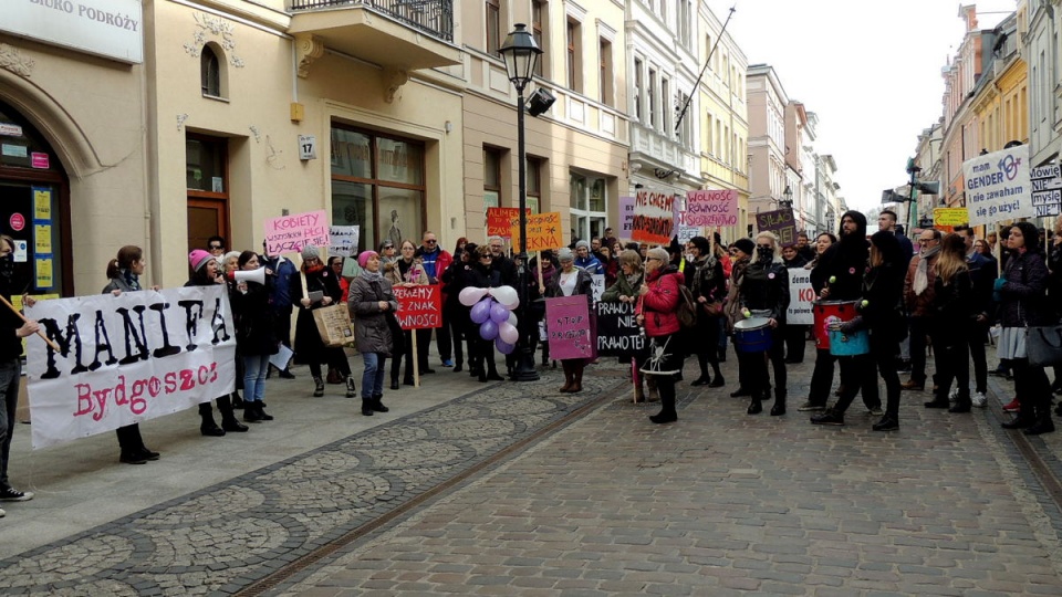 Po zaprezentowaniu postulatów uczestnicy manifestacji przemaszerowała wzdłuż ulic Batorego, Długiej i Przyrzecze, by ostatecznie wrócić na Stary Rynek. Fot. Damian Klich