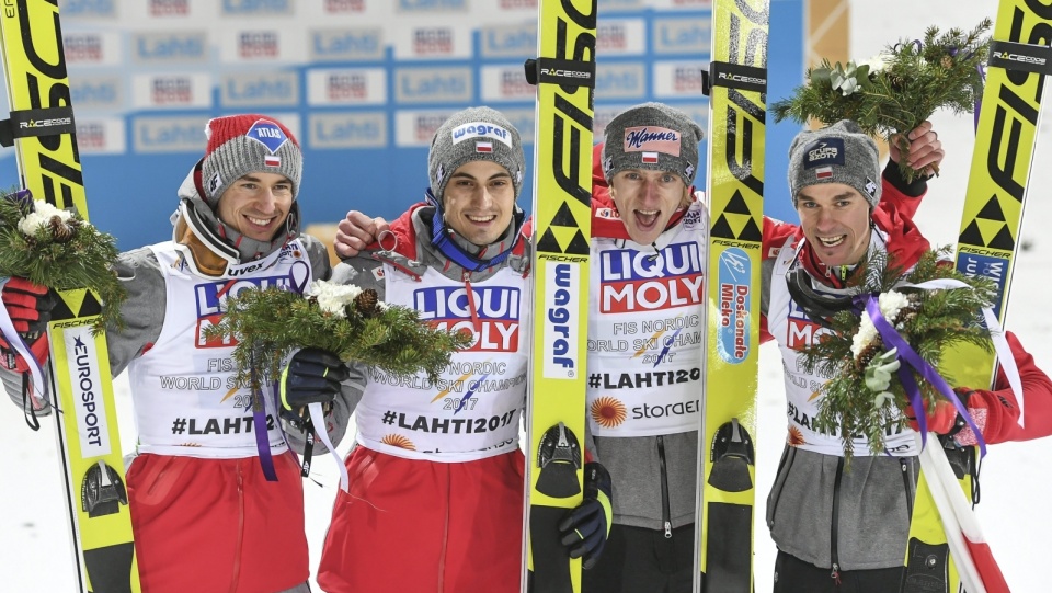 Na zdjęciu złoci medaliści MŚ w Lahti w konkursie drużynowym skoczków. Od lewej Kamil Stoch, Maciej Kot, Dawid Kubacki i Piotr Żyła. Fot. PAP/EPA/Kimmo Brandt