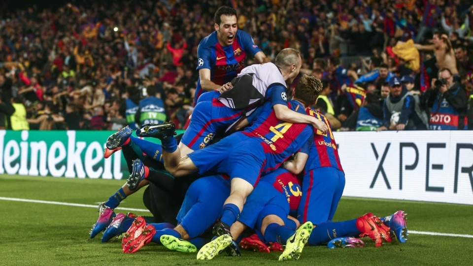Na zdjęciu piłkarze FC Barcelony cieszą się z pokonania 6:1 Paris Saint Germain i awansu do ćwierćfinału Ligi Mistrzów. Fot. PAP/EPA/QUIQUE GARCIA