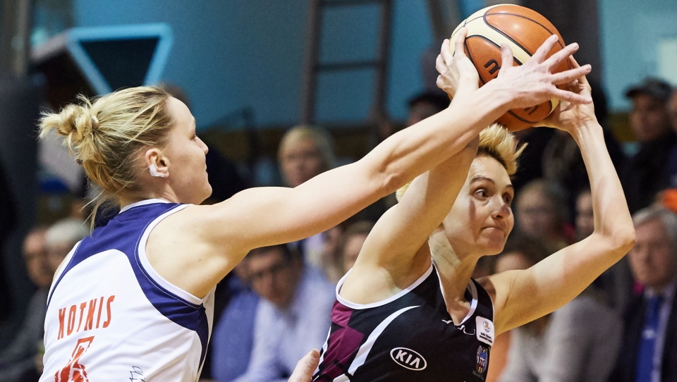 Na zdjęciu Aneta Kotnis z Basket 90 Gdynia walczy o piłkę z Julią McBride z Energii Toruń. Fot. PAP/Adam Warżawa