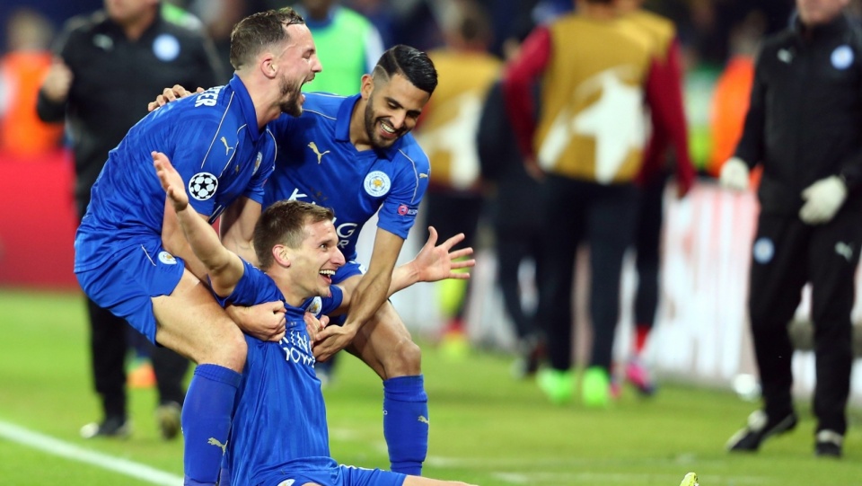 Na zdjęciu piłkarze Leicester City cieszą się z bramki na 2:0 we wtorkowym rewanżu 1/8 finału Ligi Mistrzów z FC Seviila. Fot. PAP/EPA/TIM KEETON