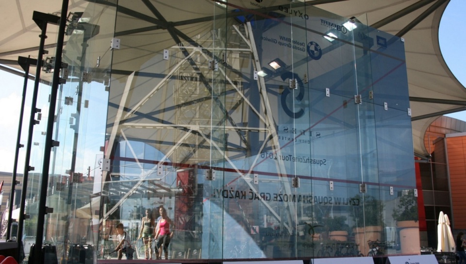 Niemal 10-metrowa szklana bryła służąca do gry w squasha, stanie 23 marca obok "Zielonych Arkad"w Bydgoszczy. Fot. nadesłane