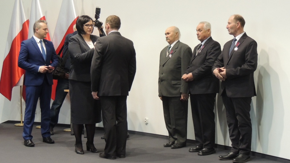 Krzyże zasługi i medale za wieloletnią służbę wręczała w imieniu prezydenta Andrzeja Dudy - minister Małgorzata Sadurska. Fot. Damian Klich