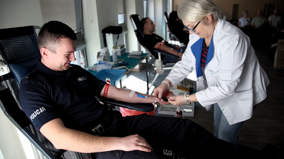 Funkcjonariusze służb podległych MSWiA oddają krew od lat. Z własnej inicjatywy pomagają chorym i potrzebującym. Fot. KWP w Bydgoszczy