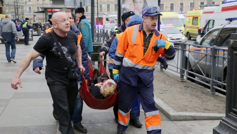 Według służb ratowniczych do wybuchów doszło w dwóch wagonach na dwóch stacjach metra. Fot. PAP/EPA/ANTON VAGANOV