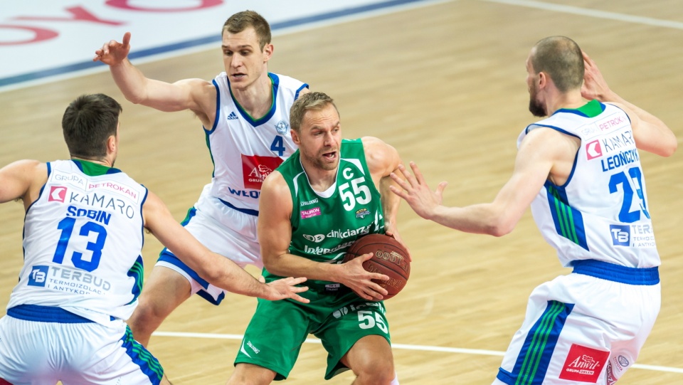 Na zdjęciu Łukasz Koszarek (w środku) ze Stelmetu próbuje rozegrać piłkę przy trzech koszykarzach Anwilu. Fot. PAP/Tytus Żmijewski