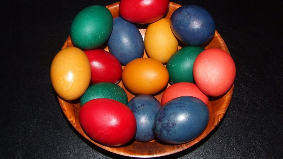 Przed Świętami Wielkanocnymi możemy sami w domu pobawić się w naturalne barwienie jajek. Fot. freeimages.com