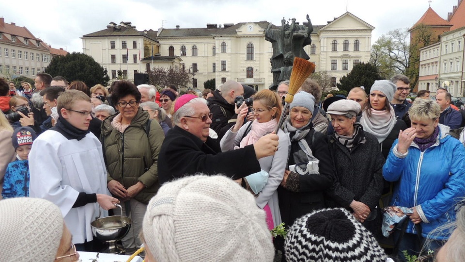 Przyniesione na Stary Rynek przez bydgoszczan święconki, pobłogosławił biskup Jan Tyrawa. Fot. Damian Klich