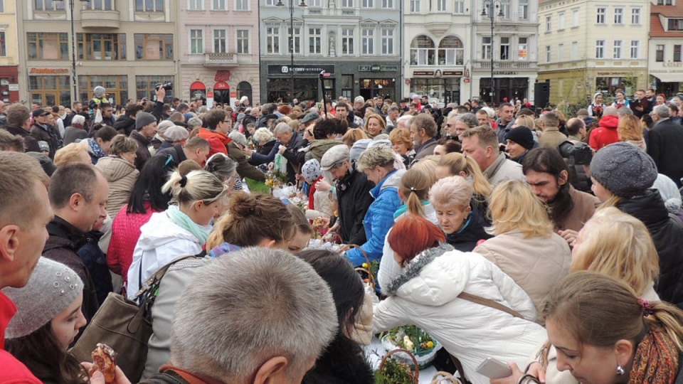 Na bydgoszczan czekał również na Starym Rynku słodki poczęstunek, czyli kilkaset babek i mazurków. Fot. Damian Klich