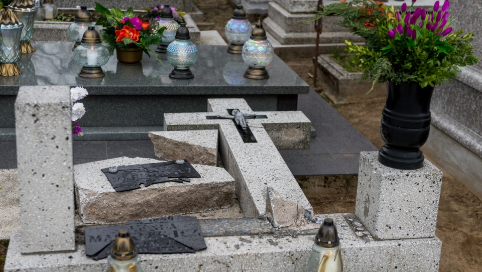 Zdewastowane groby na cmentarzu parafialnym w miejscowości Skępe. Fot. PAP/Tytus Żmijewski