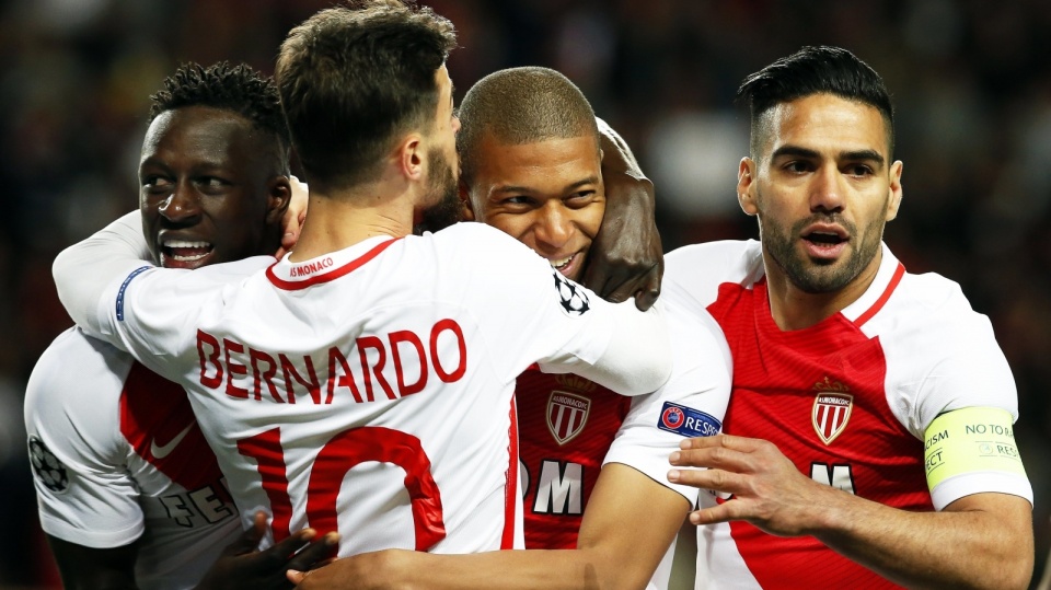 Na zdjęciu piłkarze AS Monaco cieszą się z awansu do półfinału Ligi Mistrzów. Fot. PAP/EPA/SEBASTIEN NOGIER