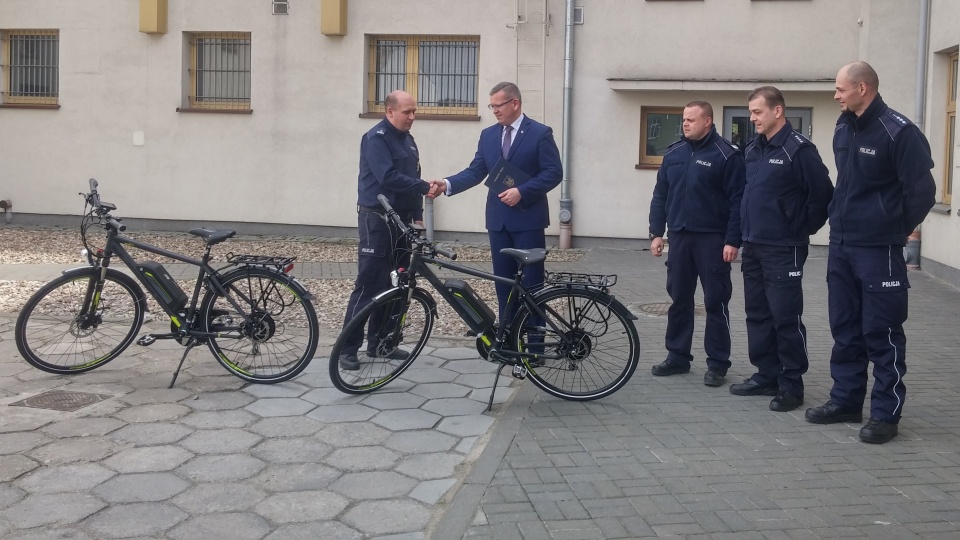 Policjanci z Komendy Powiatowej Policji w Żninie otrzymali kolejne dwa rowery elektryczne. Ich zakup w całości sfinansował Urząd Miejski w Żninie. Fot. Policja