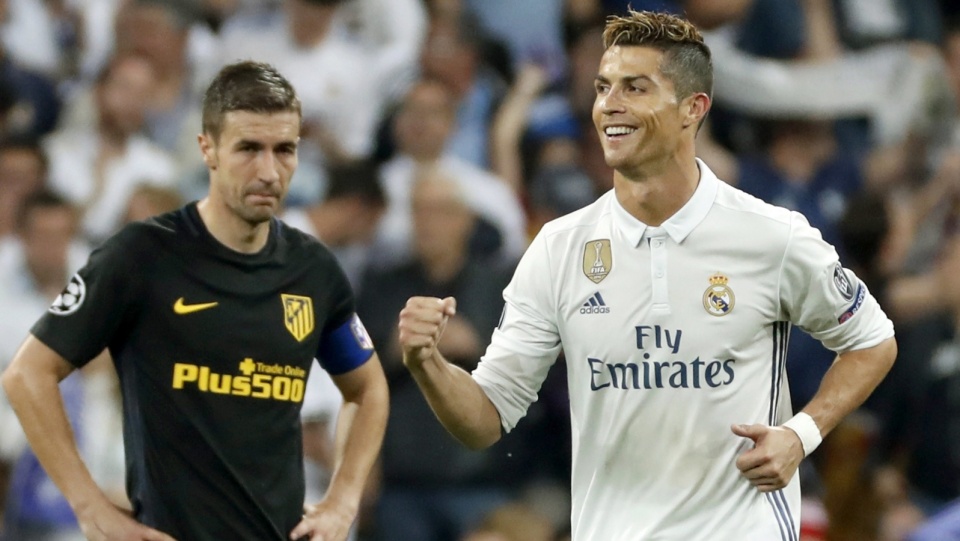 Cristiano Ronaldo (na zdjęciu z prawej) cieszy się ze strzelenia trzech bramek Atletico Madryt. Fot. PAP/EPA/CHEMA MOYA