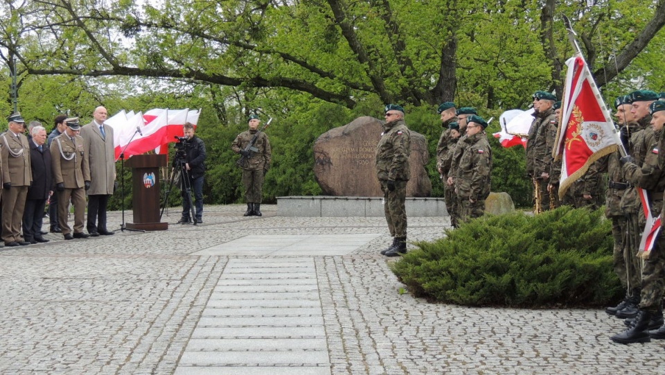 Toruńskie uroczystości rocznicowe odbyły się pod pomnikiem "Ku czci poległych i pomordowanych przez hitlerowskiego najeźdźcę w latach 1939-1945". Fot. Michał Zaręba