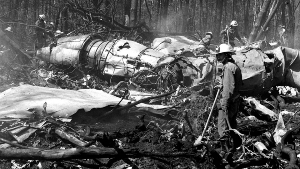 Na zdjęciu archiwalnym z 09.05.1987 r. szczątki samolotu po katastrofie w warszawskim Lesie Kabackim. Fot. PAP/CAF