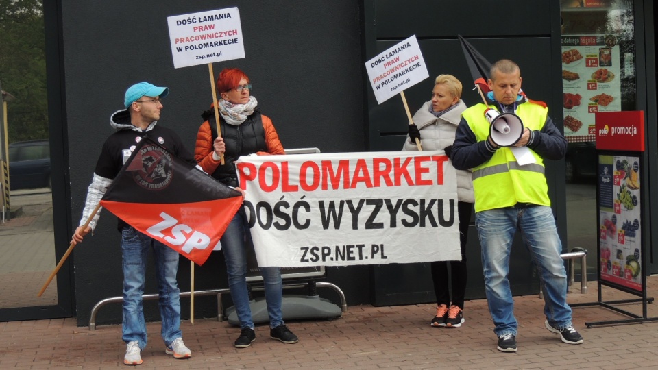 Kilkoro byłych pracowników protestowało w Przysieku pod Toruniem. Fot. Michał Zaręba