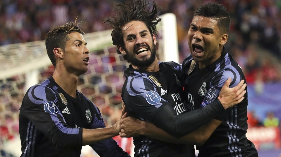 Na zdjęciu piłkarze Realu Madryt cieszą się z bramki na 1:2 w środowym rewanżu z Atletico, który przypieczętował ich awans do finału Ligi Mistrzów. Fot. PAP/EPA/JUANJO MARTIN