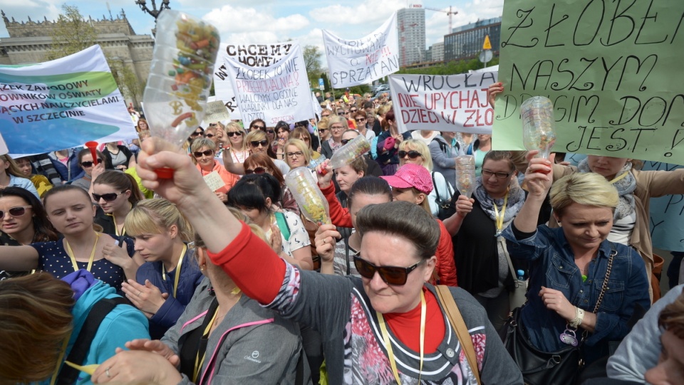 Rodzice, opiekunki, pracownicy żłobków protestowali w Warszawie pod hasłem "Rząd do żłobka". Fot. PAP/Marcin Obara