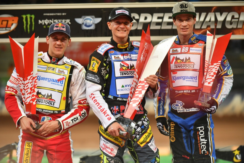Na zdjęciu od lewej Maciej Janowski, Fredrik Lindgren, Jason Doyle - czołowa trójka Grand Prix w Warszawie. Fot. PAP/Bartłomiej Zbiorowski