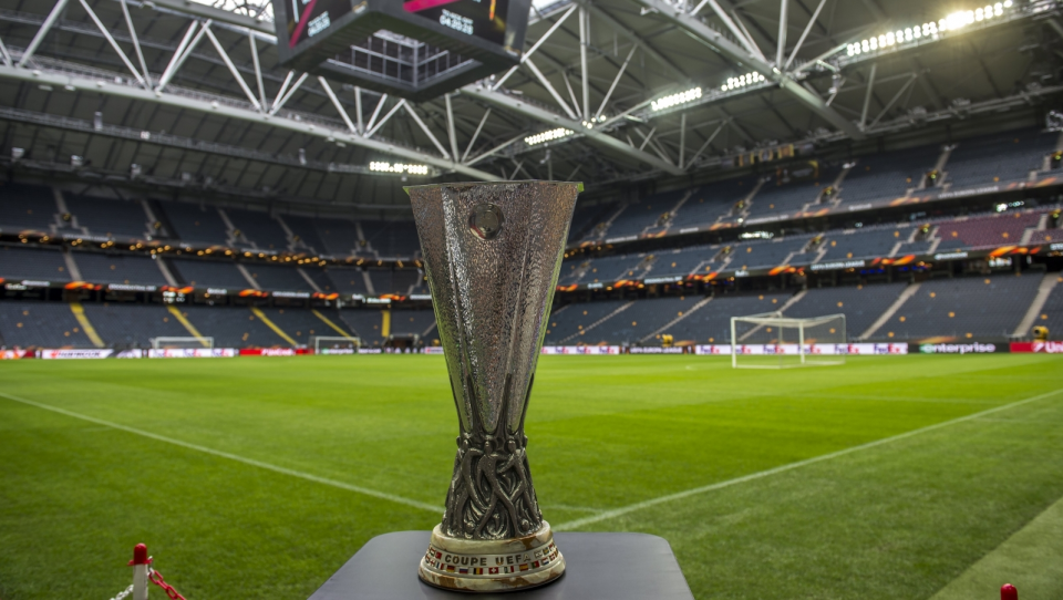 O trofeum widoczne na zdjęciu walczyć będą w środowy wieczór w Sztokholmie piłkarze Manchesteru United i Ajaxu Amsterdam. Fot. PAP/EPA/GEORGI LICOVSKI