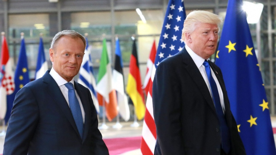 Powitanie prezydenta Stanów Zjednoczonych Donalda Trumpa przez przewodniczącego Rady Europejskiej Donalda Tuska. Fot. PAP/EPA/OLIVIER HOSLET