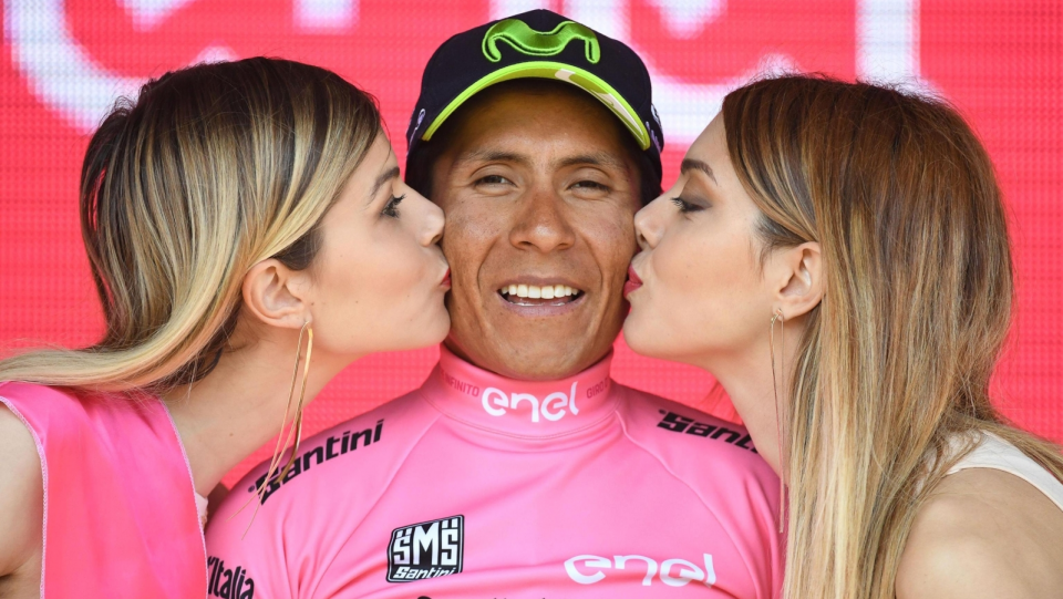Po piątkowym etapie Kolumbijczyk Nairo Quintana (w środku zdjęcia) został nowym liderem Giro d