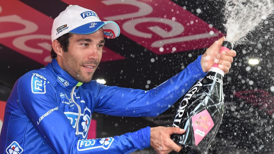 Na zdjęciu Francuz Thibaut Pinot, który cieszy się z sobotniego triumfu na 20. etapie Giro d