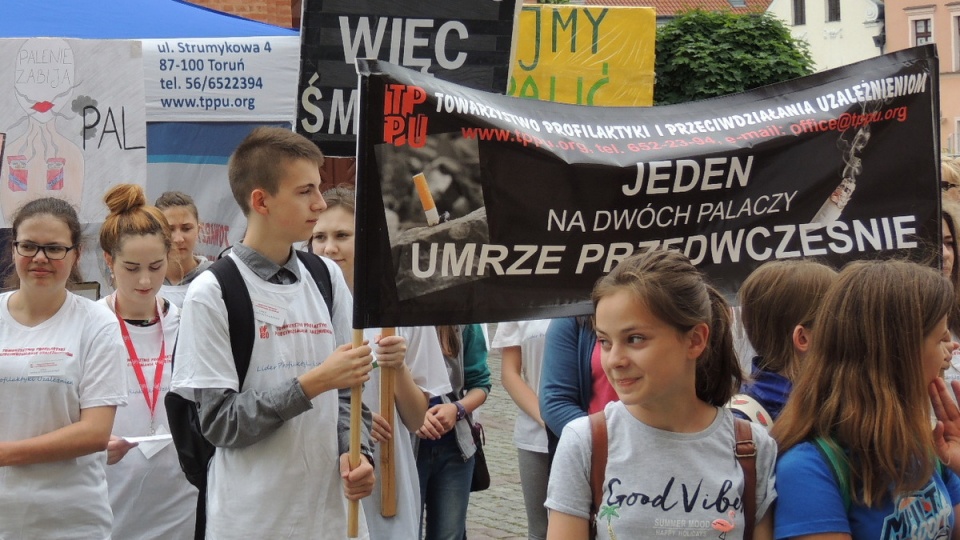 Na Rynku Nowomiejskim w Toruniu odbył się antynikotynowy happening. Fot. Monika Kaczyńska