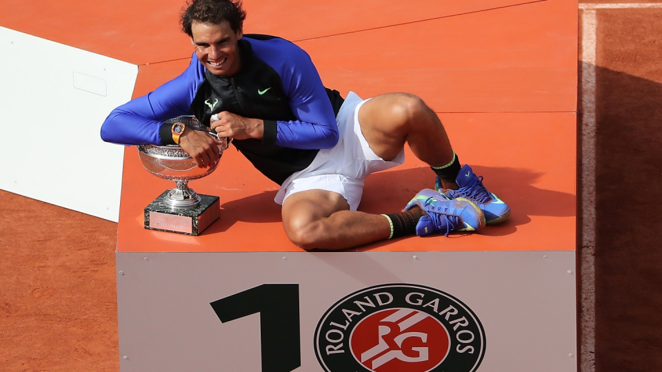 Na zdjęciu Rafael Nadal, triumfator French Open 2017. Fot. PAP/EPA/TATYANA ZENKOVICH