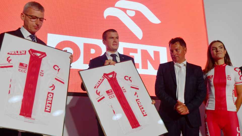 Zdjęcie z poniedziałkowej konferencji prasowej w Warszawie podczas której ogłoszono, że PKN Orlen został sponsorem polskiego kolarstwa. Fot. PAP/Bartłomiej Zborowski