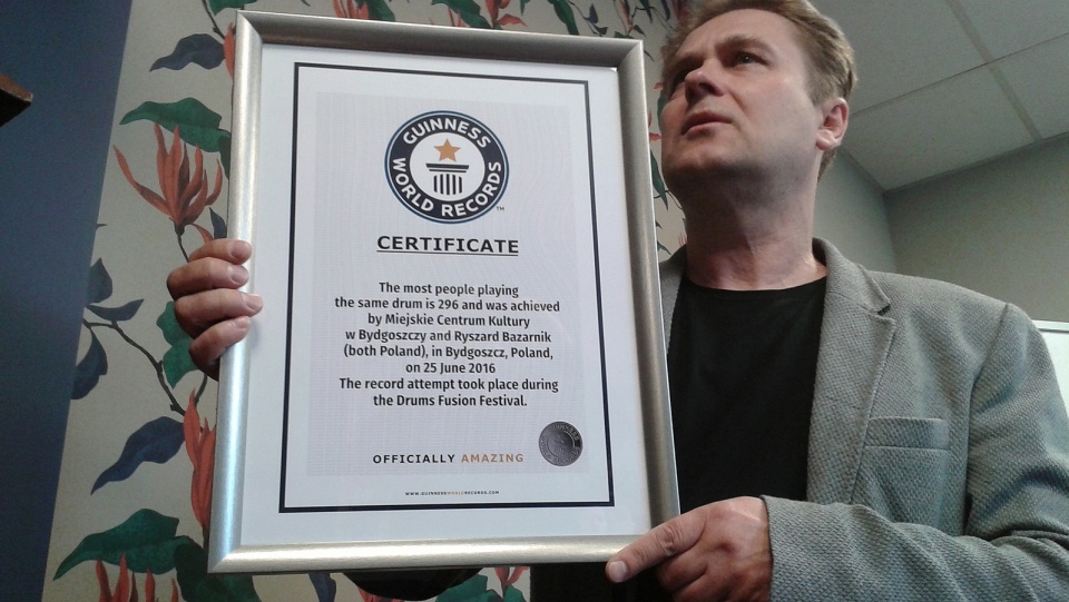 Z Londynu dotarł do Bydgoszczy certyfikat pobicia rekordu Guinnessa w największej liczbie osób grających jednocześnie na bębnie. Fot. Bogumiła Wresiło