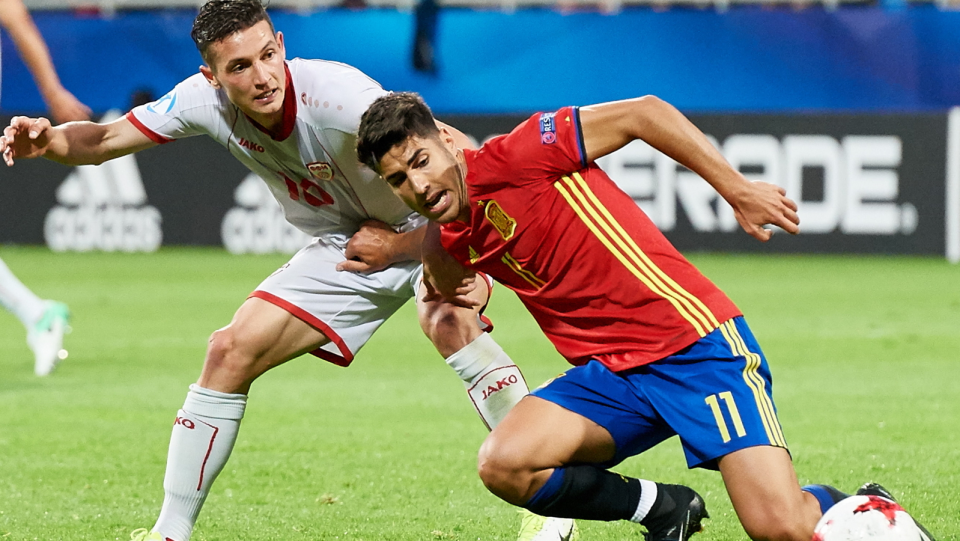 Na zdjęciu po prawej stronie Marco Asensio, strzelec trzech bramek dla Hiszpanii w meczu z Macedonią. Fot. PAP/Adam Warżawa