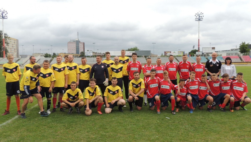 W meczu "Polonia kontra VIP-y" wzięli udział zawodnicy klubu piłkarskiego i żużlowego Polonia oraz znani bydgoszczanie. Fot. Damian Klich